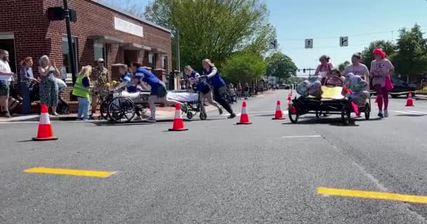 Lawrenceville Usa April 2022 Slow Motion Two Teams Rounding Street — ストック動画