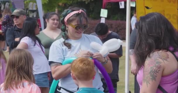 Braselton Usa October 2022 Young Woman Makes Balloon Toys Kids — Video