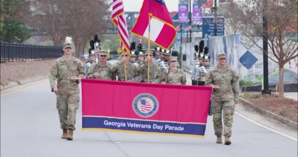 Ατλάντα Usa Νοεμβρίου 2022 Στρατιώτες Φέρουν Πανό Ενώ Παρελαύνουν Στην — Αρχείο Βίντεο