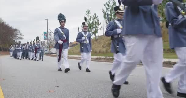 アトランタ Usa 2022年11月12日 伝統的な南部軍の制服を着た高校生のRtc士官候補生が 2022年11月12日のジョージア州退役軍人の日のパレードでアトランタ Gaで行進する — ストック動画