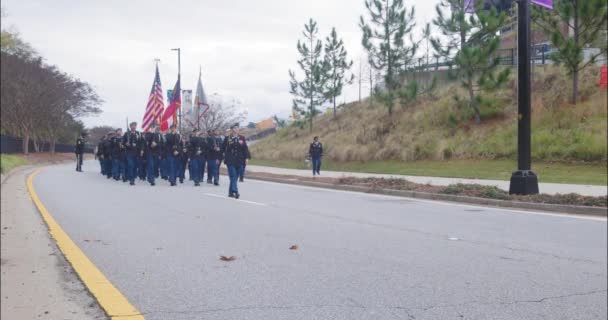 2022年11月12日 美国佐治亚州亚特兰大 数十名高中Rotc学员参加2022年11月12日在佐治亚州亚特兰大举行的退伍军人节年度阅兵式 — 图库视频影像