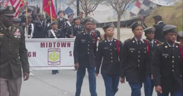 Atlanta Usa Noviembre 2022 Decenas Cadetes Secundaria Rotc Marchan Desfile — Vídeos de Stock