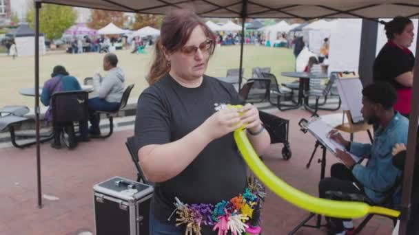 Lawrenceville Usa Listopadu 2022 Žena Vyrábí Balónové Hračky Pro Děti — Stock video