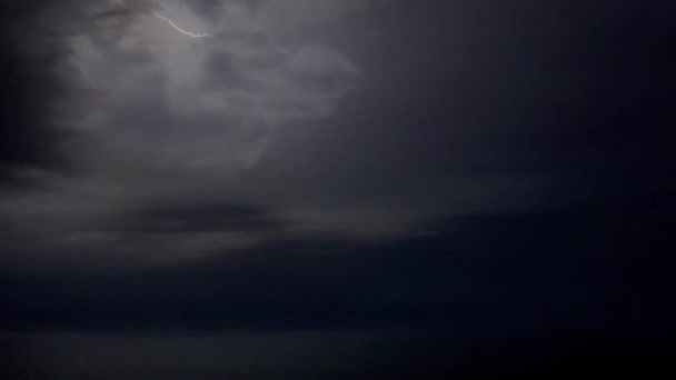 Una Tempesta Elettrica Notturna Sopra Oceano Crea Interessante Modello Lampi — Video Stock