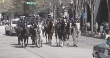 Atlanta, GA / ABD 11 Mart 2023: Atlanta süvari polis memurları 11 Mart 2023 'te Atlanta, GA' da düzenlenen Atlanta St. Patricks geçit törenine katılıyorlar.. 