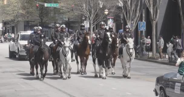 2023年3月11日 2023年3月11日 アトランタで開催されるアトランタ セント パトリックス パレードに参加し 警察官を馬に乗せる — ストック動画