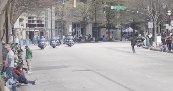 Atlanta Eua Março 2023 Grupo Policiais Motocicleta Ajuda Limpar Peachtree — Vídeo de Stock