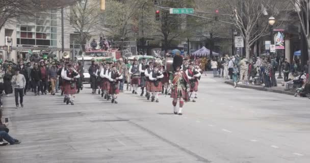 2023年3月11日 バグパイプバンドが 2023年3月11日にアトランタで毎年開催されるセント パーク パレードに出演し 散歩する — ストック動画