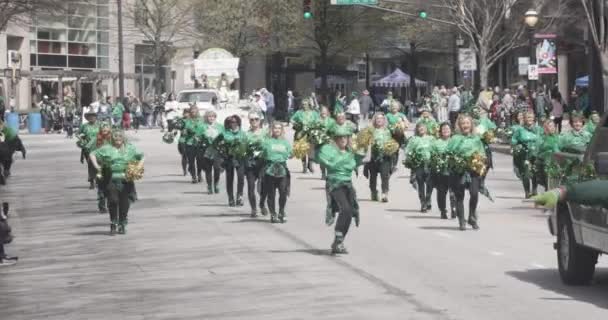 2023年3月11日アトランタ 毎年3月11日にアトランタで開催される聖パトリック パレードに参加し 緑のポムポムを身につけた女性ダンサーのグループ — ストック動画
