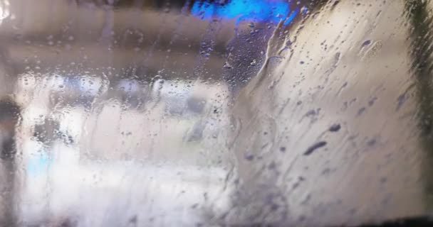 Araba Yıkamada Arabanın Camından Süzülen Suyun Yavaş Çekim Görüntüsü Ilginç — Stok video