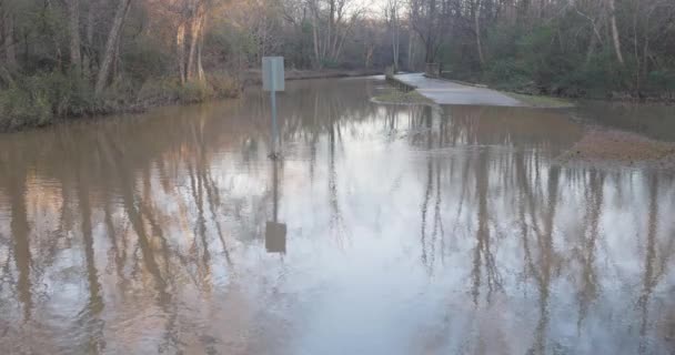 Średni Strzał Pokazuje Wody Powodziowe Potoku Wyprzedzające Znak Chodnik Rekreacyjnej — Wideo stockowe