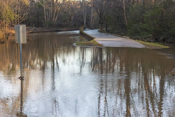 Walkway Sign Partially Submerged Nearby Creek Flooding Torrential Rains — Stock Photo, Image