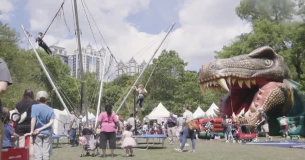 Atlanta Usa April 2023 Children Play Kids Zone Featuring Bungee — Stock Video