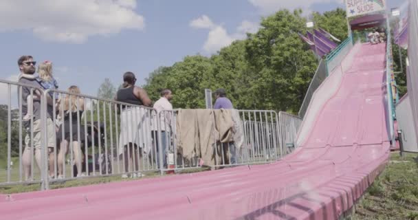Atlanta Usa Abril 2023 Casal Monta Super Slide Carnaval Meio — Vídeo de Stock
