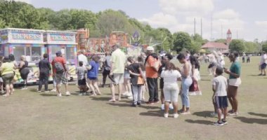 Atlanta, GA / ABD - 15 Nisan 2023: İnsanlar 15 Nisan 2023 'te Atlanta, GA' da Atlanta Dogwood Festivali 'nin ortasında yapılacak karnaval gezileri için bilet kuyruğunda bekliyor..  