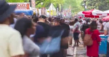 Atlanta, GA / ABD - 15 Nisan 2023: Atlanta Dogwood Festivali 'nde 15 Nisan 2023' te Atlanta, GA 'da satıcı çadırları hakkında hareket eden insanların zamanı belirsizleşiyor.