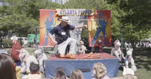 Atlanta Usa April 2023 Marionette Puppeteer Performs Funny Skeleton Puppet — Stock Video