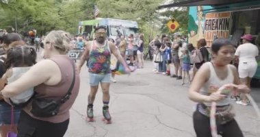 Atlanta, GA / ABD 29 Nisan 2023: 29 Nisan 2023 'te Atlanta, GA' da düzenlenen Inman Park Festivali geçit töreninde patenci adı verilen bir LGBTQ paten grubu. 
