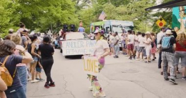 Atlanta, GA / ABD 29 Nisan 2023: Candler Park Sol-Kanat Ordusu adlı bir gruptaki insanlar 29 Nisan 2023 'te Atlanta, GA' da düzenlenen Inman Park Festivali geçit töreninde BLM, silah kontrolü ve korunmayı destekleyen işaretler taşıyorlar.. 