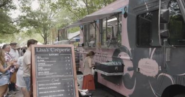 Atlanta, GA / ABD 29 Nisan 2023: 29 Nisan 2023 'te Atlanta, GA' da Inman Park Festivali 'nde insanlar pembe yemek kamyonunda kuyruğa giriyor. 