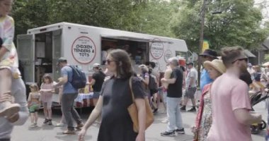 Atlanta, GA / ABD 29 Nisan 2023: 29 Nisan 2023 'te Atlanta, GA' da Inman Park Festivali 'nde insanlar pembe yemek kamyonunda kuyruğa giriyor. 