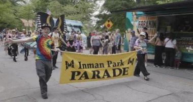 Atlanta, GA / USA 29 Nisan 2023: Inman Park Festivali 'ni başlatmak için insanlar bir bayrak taşıyor, ardından 29 Nisan 2023' te Atlanta, GA. 