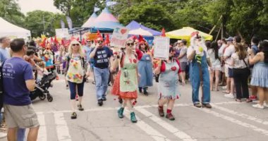 Atlanta, GA / ABD 29 Nisan 2023: 29 Nisan 2023 'te Atlanta, GA' da düzenlenen Inman Park Festivali yürüyüşünde düzinelerce insan sivri kırmızı cüce şapkalar giyer.. 