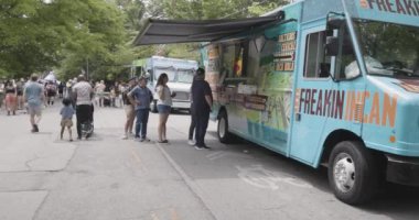Atlanta, GA / ABD 29 Nisan 2023: 29 Nisan 2023 'te Atlanta, GA' da Inman Park Festivali 'nde insanlar popüler bir yemek kamyonunda kuyrukta bekliyor. 