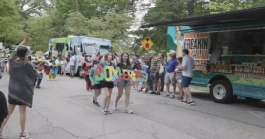 Atlanta, GA / ABD 29 Nisan 2023: Sevilen kutular, Kutu Kahramanları şeklinde süper kahraman kostümleri giyen insanlar 29 Nisan 2023 'te Atlanta, GA' da düzenlenen Inman Park Festivali geçit törenine katıldılar.. 