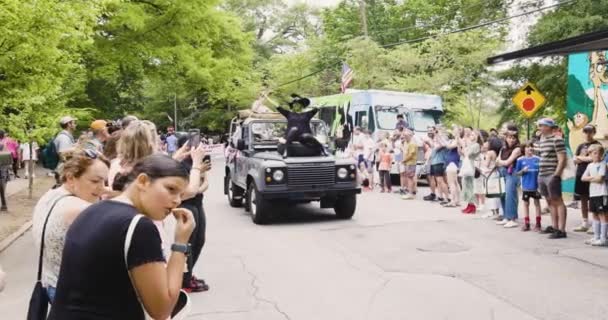 2023年4月29日 美国亚特兰大 2023年4月29日 一位女政治家在佐治亚州亚特兰大举行的英曼公园节阅兵式上 骑着格鲁吉亚邪恶女巫的吉普车 嘲讽政客玛丽乔里 — 图库视频影像