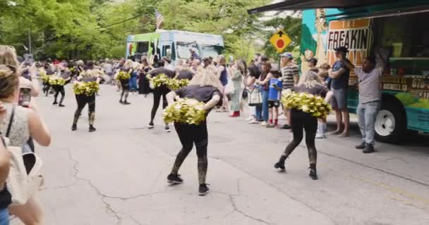 2023年4月29日 2023年4月29日 アトランタで開催されるインマン パーク フェスティバルのパレードに参加し ステイイン アライブ クルーと呼ばれるポンポンを持つ女性ダンスグループがパフォーマンスを行う — ストック動画