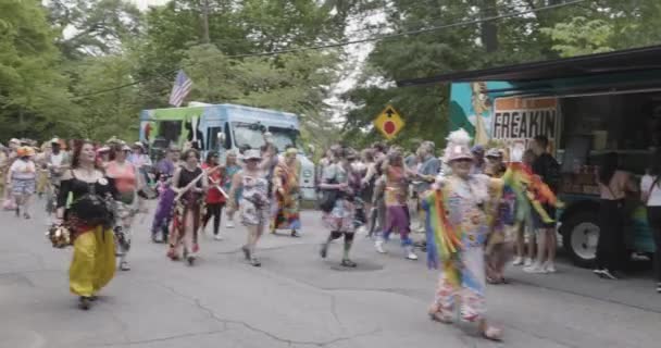 2023年4月29日アメリカ アトランタ 2023年4月29日にアトランタで開催されるインマン パーク フェスティバルのパレードを歩きながら シード フィード マーチングと呼ばれる奇妙な服を着た折衷的なバンド — ストック動画