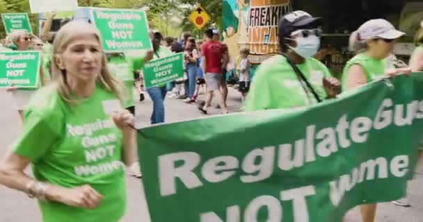 Atlanta Usa Abril 2023 Activistas Control Armas Llevan Una Pancarta — Vídeos de Stock