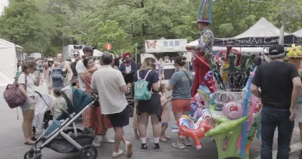 2023年4月29日 アトランタで開催されるインマン パーク フェスティバルで 静止画の男が子供用の風船おもちゃを作っている — ストック動画