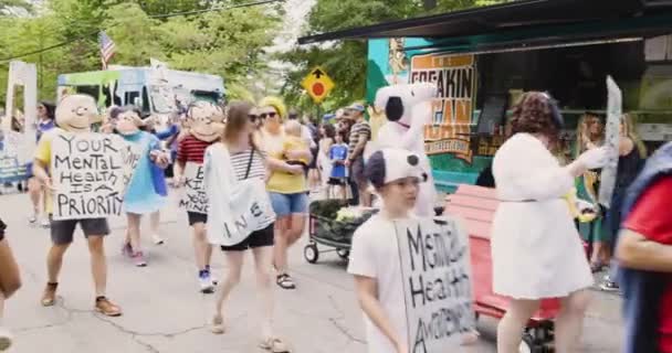 Atlanta Usa Dubna 2023 Obhájci Duševního Zdraví Oblečení Charlieho Browna — Stock video