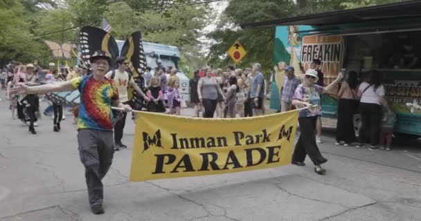 2023年4月29日 美国亚特兰大 2023年4月29日 在美国亚特兰大 人们举着横幅开始了英曼公园节游行 人们穿成蝴蝶的样子开始了游行 — 图库视频影像