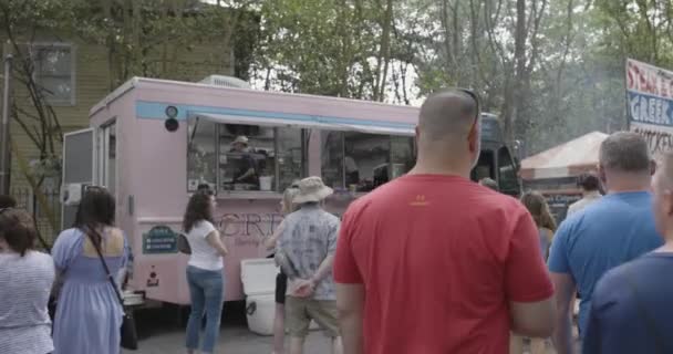 Atlanta Usa Kwietnia 2023 Ludzie Stoją Kolejce Popularnym Food Trucku — Wideo stockowe