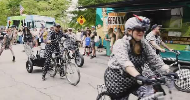 2023年4月29日 佐治亚州亚特兰大 2023年4月29日 在佐治亚州亚特兰大举行的英曼公园节阅兵式上 穿着黑白相间图案衣服的人骑自行车 — 图库视频影像