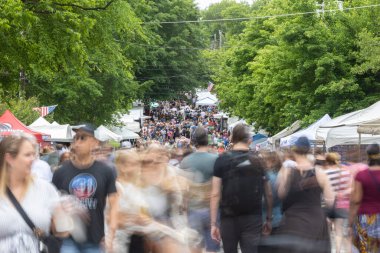 Atlanta, GA / ABD - 29 Nisan 2023: Yüzlerce insan 29 Nisan 2023 'te Atlanta, GA' da Inman Park Festivali 'nde kurulmuş düzinelerce satıcı çadırı taşıyor..