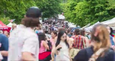 Atlanta, GA / ABD 29 Nisan 2023: Zaman çizelgesi, 29 Nisan 2023 'te Atlanta, GA' da kurulan Inman Park Festivali 'nde kurulan satıcı çadırlarında yüzlerce kişinin dolaştığını gösteriyor.. 