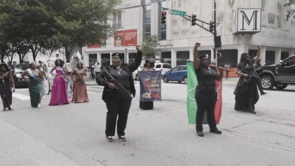 Atlanta Usa Giugno 2023 Donne Afroamericane Vestite Nero Con Pistole — Video Stock