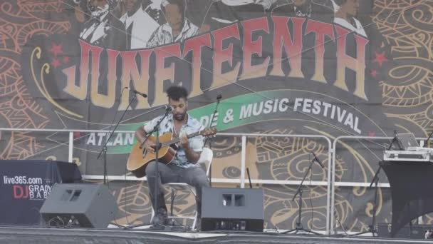 Червня 2023 Самотній Музикант Грає Гітарі Величезним Прапором Стоїть Ним — стокове відео