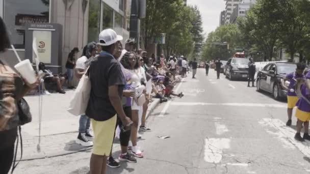 2023年6月17日 2023年6月17日 アトランタで開催された第19回パレードを見ながら マリエッタ ストリートに並ぶ大勢の観客に沿って手持ち撮影が行われた — ストック動画