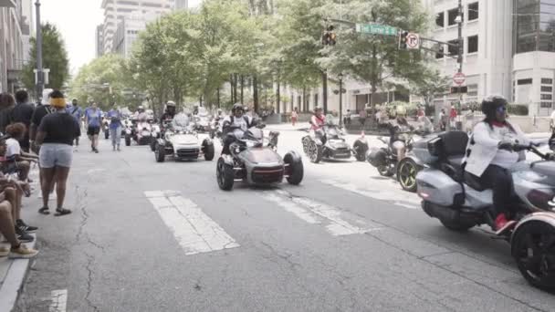 2023年6月17日 美国亚特兰大 2023年6月17日 在美国亚特兰大举行的阅兵式上 人们骑三轮摩托车 — 图库视频影像