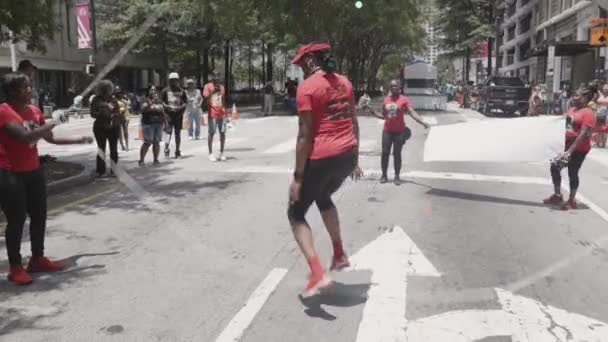 2023年6月17日 美国亚特兰大 一名非裔美国妇女在2023年6月17日于美国亚特兰大举行的阅兵式上跳双弯绳 — 图库视频影像