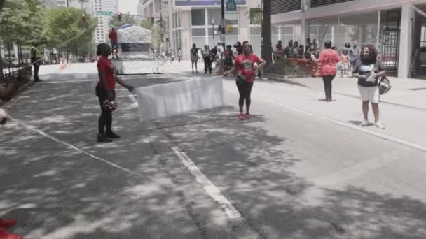 2023年6月17日 美国亚特兰大 一名非洲裔美国妇女在2023年6月17日于美国亚特兰大举行的阅兵式上跳双弯绳 — 图库视频影像