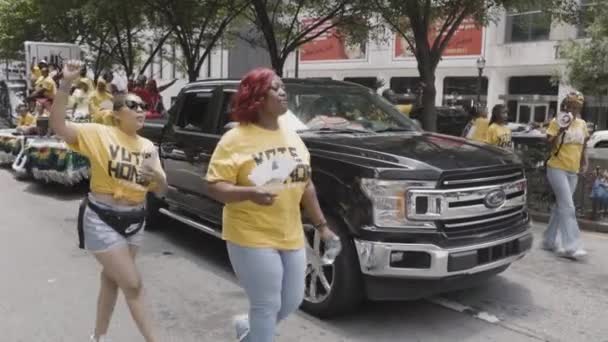 Atlanta Usa Června 2023 Afroameričtí Aktivisté Hlasovacích Práv Projíždějí Voze — Stock video