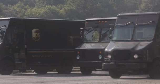 2023年6月29日 美国亚特兰大 特写镜头显示 数辆Ups包裹卡车捆绑在一起 于2023年6月29日在亚特兰大的一条亚特兰大公路上行驶 — 图库视频影像