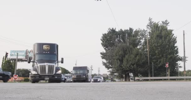 2023年6月29日 2023年6月29日 アトランタ市内のアトランタ道路を走行中に複数のUpsパッケージトラックが接続されている — ストック動画