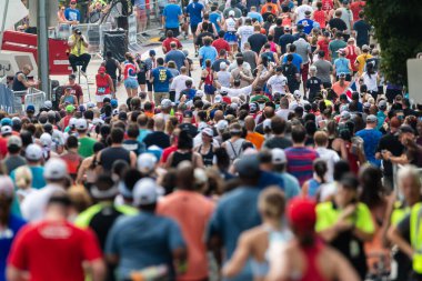 Atlanta, GA / ABD - 4 Temmuz 2023: 4 Temmuz 2023 'te Atlanta, GA' da Peachtree Road Race 'in bitiş çizgisine yaklaşan büyük bir koşucu topluluğu.
